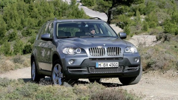 Преди фейслифта X5 беше оборудван с атмосферни двигатели - редовият шестцилиндров N52 и V8 N62. След това те бяха заменени от турбинените N55 и N63. Независимо от годината на производство, собствениците на модела често срещат проблеми с разхода на масло.

При атмосферните двигатели уплътненията са склонни да пропускат с течение на времето, а V8 често показва значителен разход на масло. Двигателите с турбокомпресор при фейслифта страдат от течове в същите области, особено около задния семеринг на коляновия вал.

Какво да се направи

Основната причина е повредена мембрана на клапана за вентилация на картера и повишените температури в двигателния отсек. Маслото трябва да се сменя на всеки 7000-10 000 км, а при V8 двигателите състоянието на уплътненията на клапаните също трябва да се следи внимателно. При първи признаци на разход на масло, те трябва да се сменят, за да се избегнат по-сериозни ремонти.
